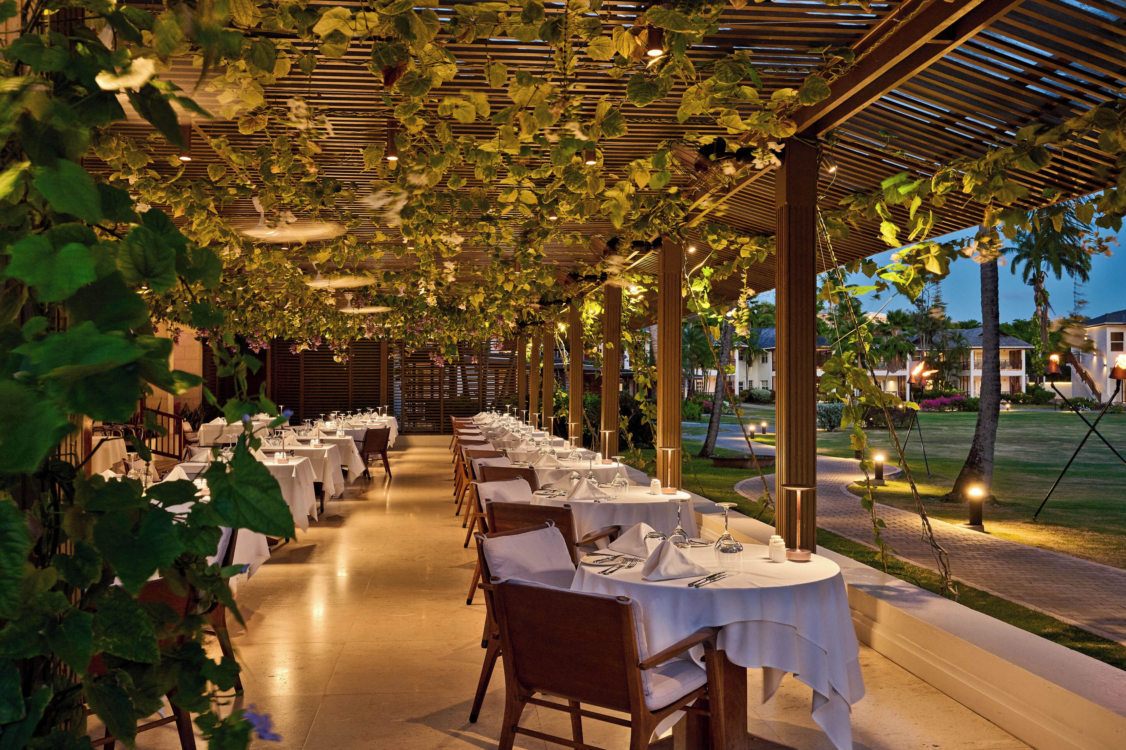 3 restaurants; breakfast, lunch and dinner served 