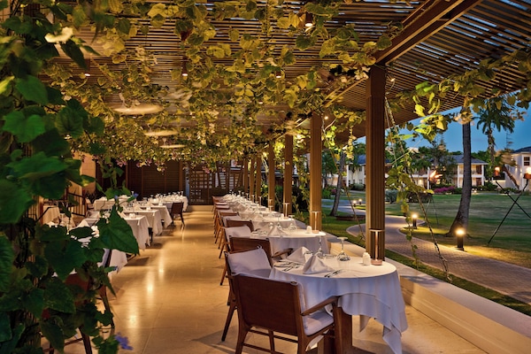 3 restaurants; breakfast, lunch, and dinner served