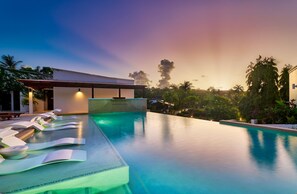 Outdoor pool, pool umbrellas, pool loungers - Calabash Hotel (St. George's)