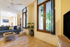 Suite, 1 Schlafzimmer | Wohnbereich | Fernseher