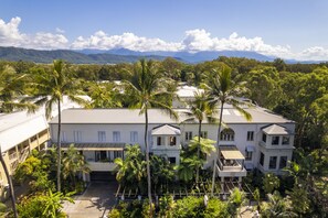 Vista frontal de la propiedad