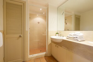 Shower, free toiletries, hair dryer, towels - The Mediterranean Port Douglas (Port Douglas)
