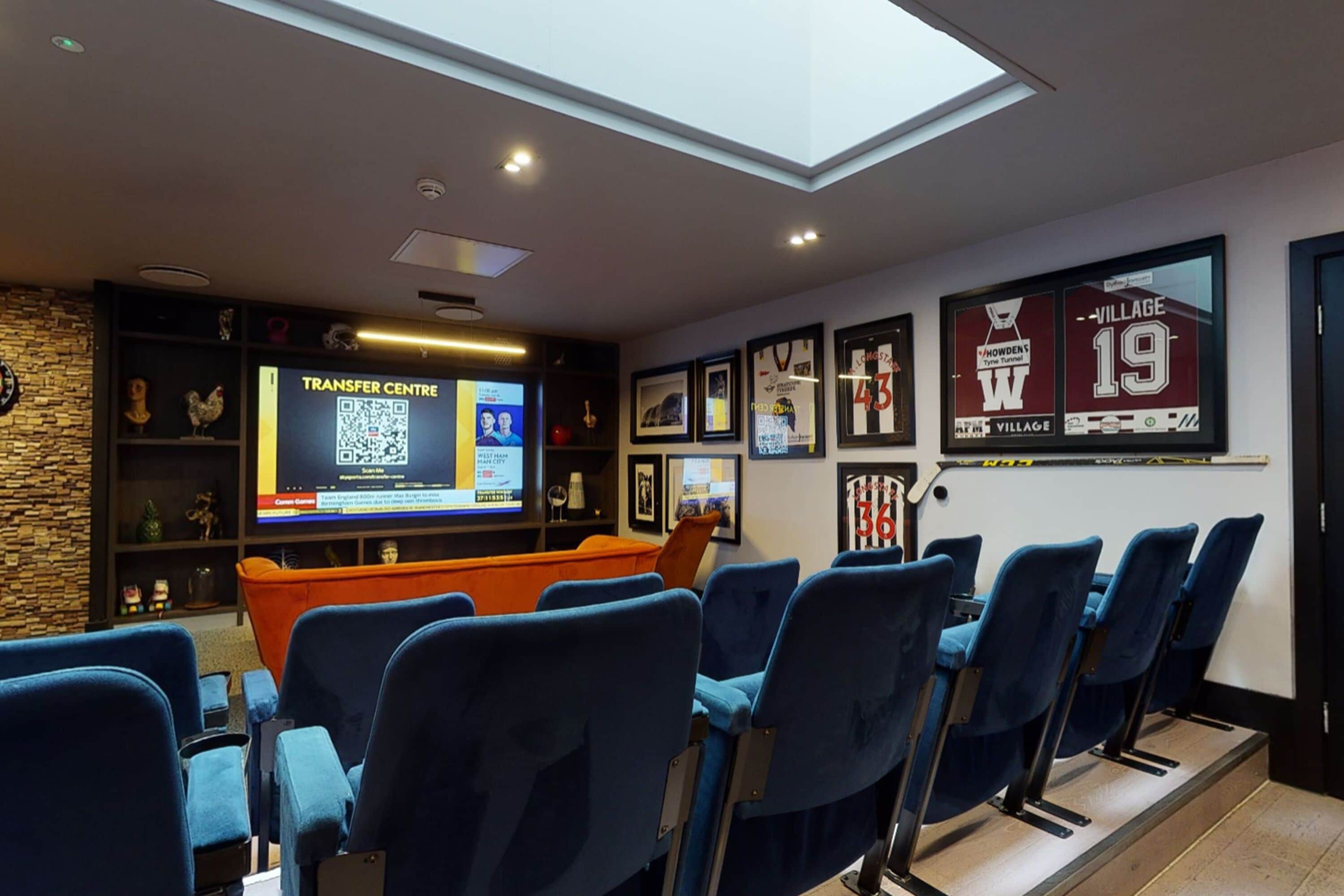 breakfast, lunch, dinner served; international cuisine