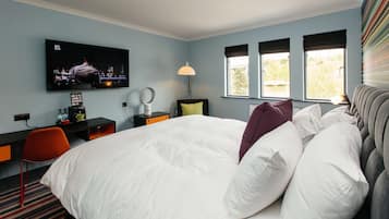 Rom – club (FREE Gym & Pool Access) | Skrivebord, skrivebord for bærbar PC og blendingsgardiner