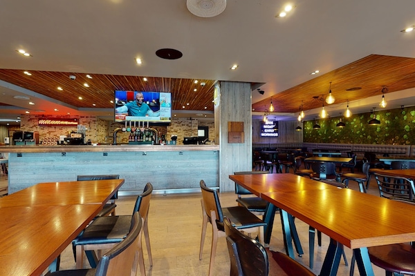 Se sirven desayunos, comidas, cenas y cocina internacional