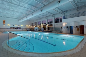 Piscine intérieure, chaises longues
