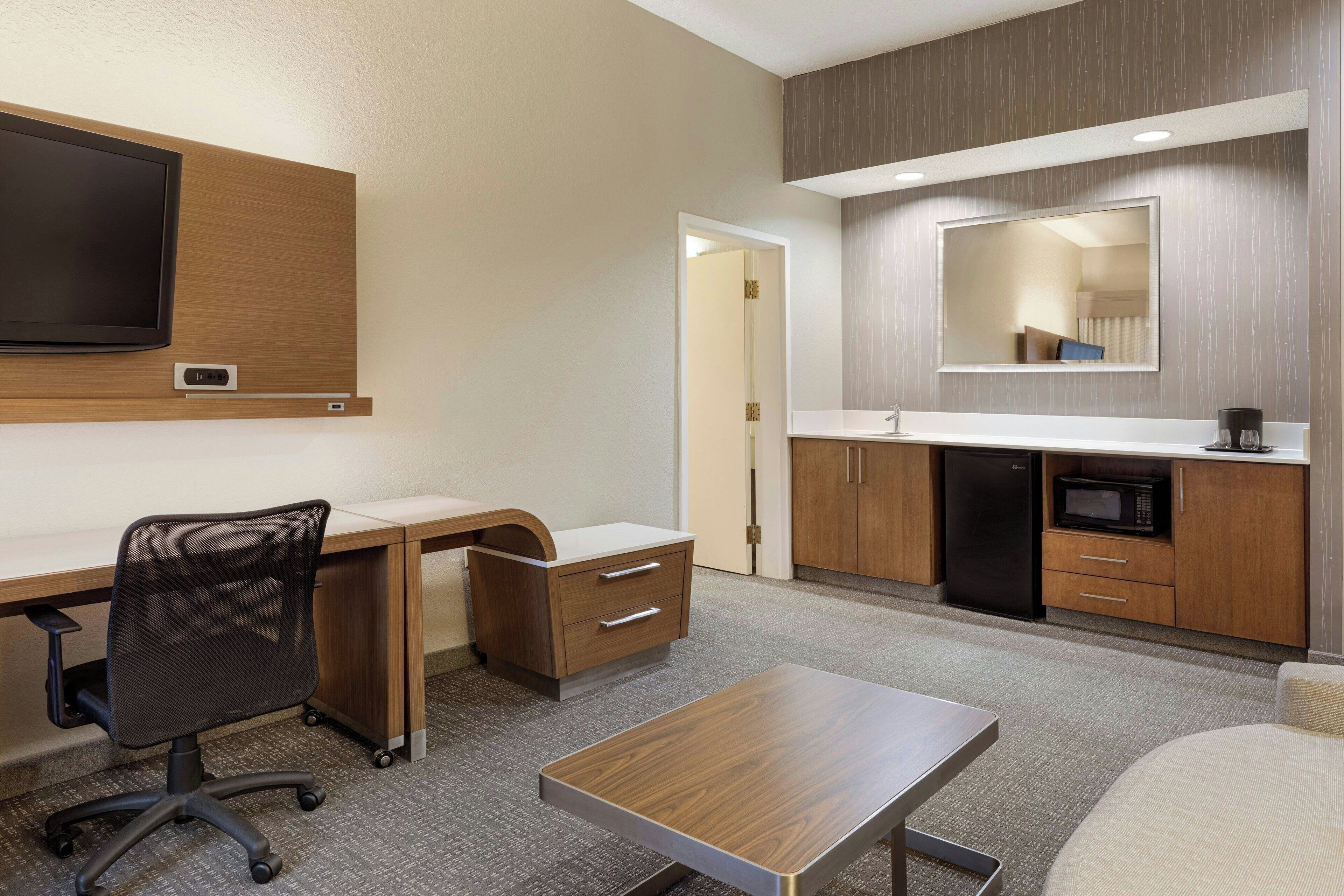 suite, 1 bedroom | desk, laptop workspace, iron/ironing board, free cots/infant beds