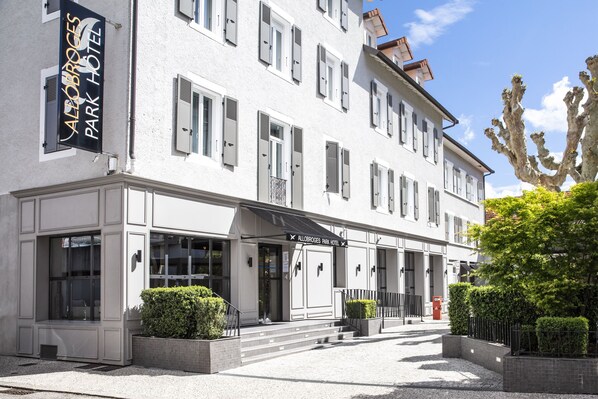 Ein Hotel mit einer modernen Fassade, großen Fenstern und einem markanten Eingang.