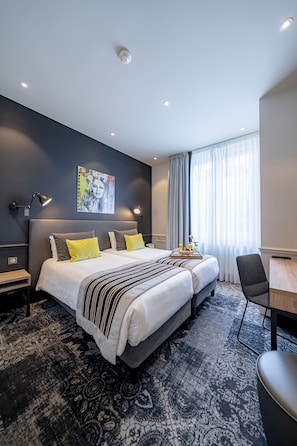 Bureau, fer et planche à repasser, Wi-Fi gratuit, draps fournis