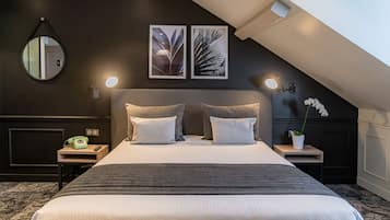 Habitación clásica con 1 cama matrimonial o 2 individuales | Escritorio, tabla de planchar con plancha, wifi gratis y ropa de cama
