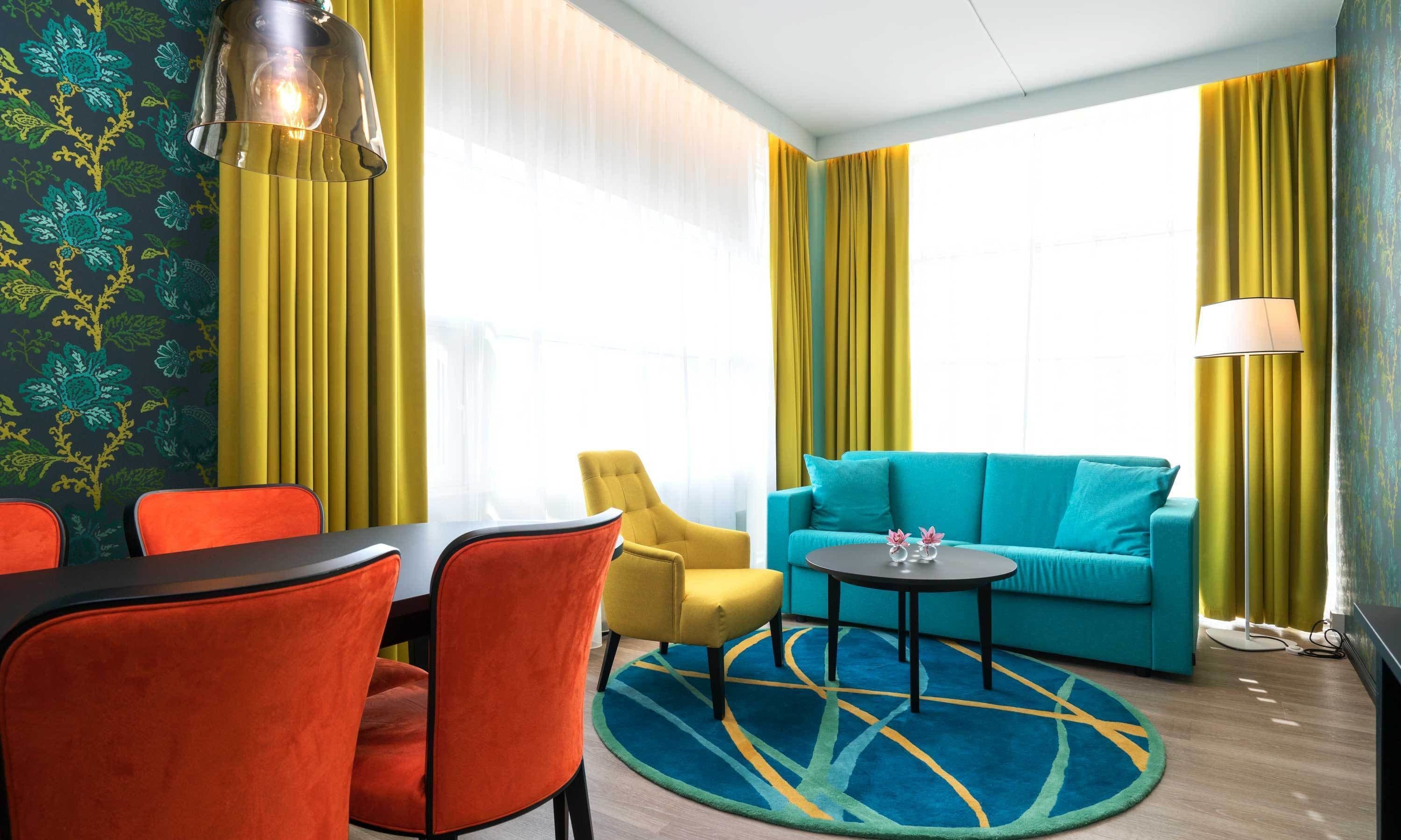 Ylelliset vuodevaatteet, minibaari, tallelokero huoneessa, työpöytä