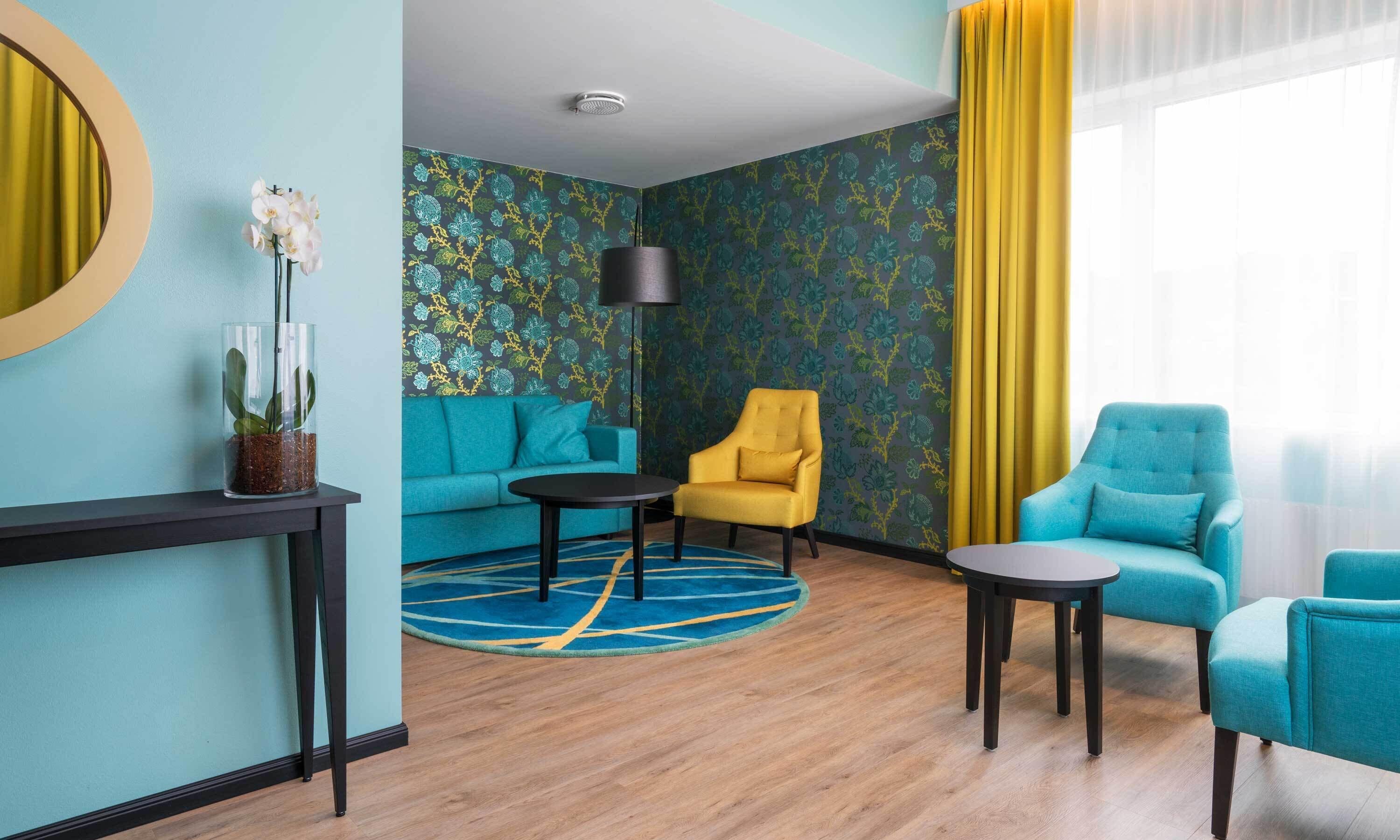 Ylelliset vuodevaatteet, minibaari, tallelokero huoneessa, työpöytä