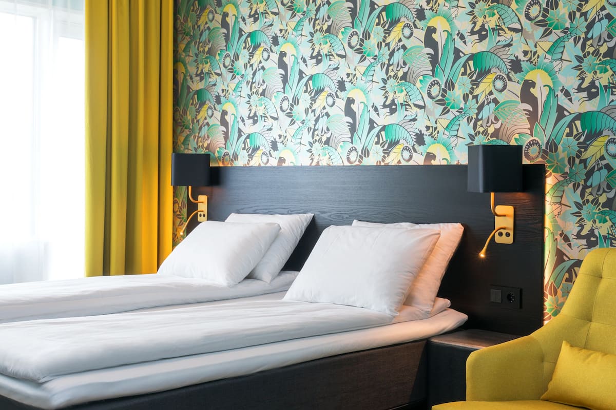 standard double room, non smoking | premium bedding, minibar, in-room safe, desk