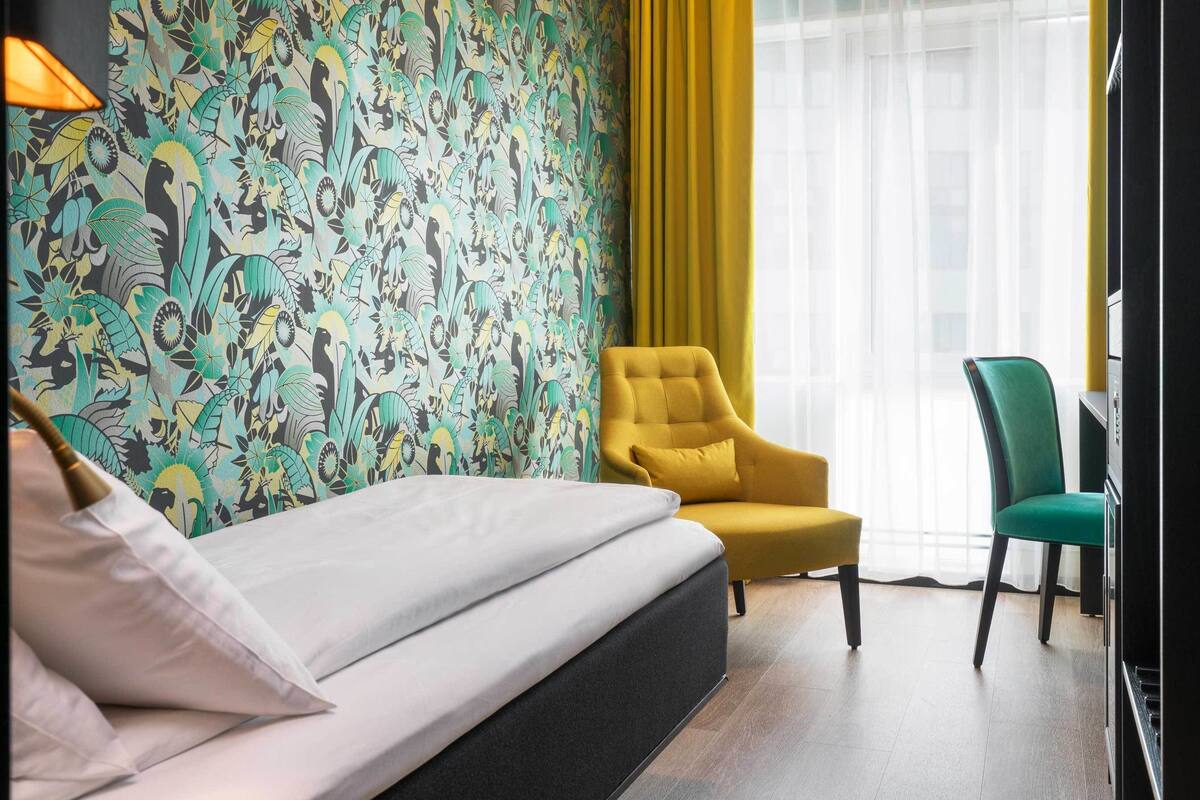 standard single room, non smoking | premium bedding, minibar, in-room safe, desk