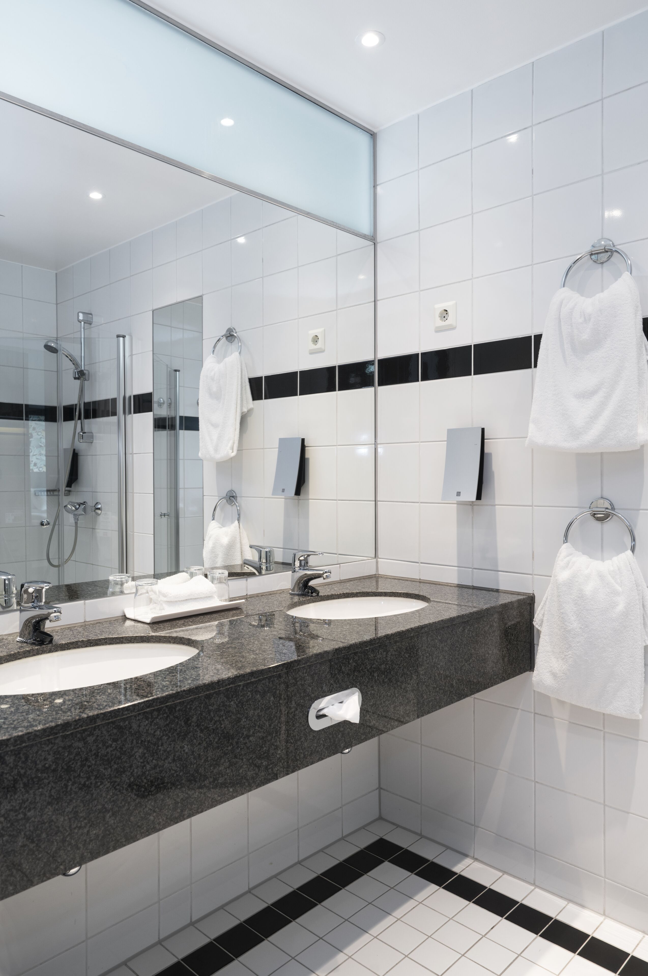 standard twin room, non smoking | bathroom | eco-friendly toiletries, hair dryer, heated floors, towels