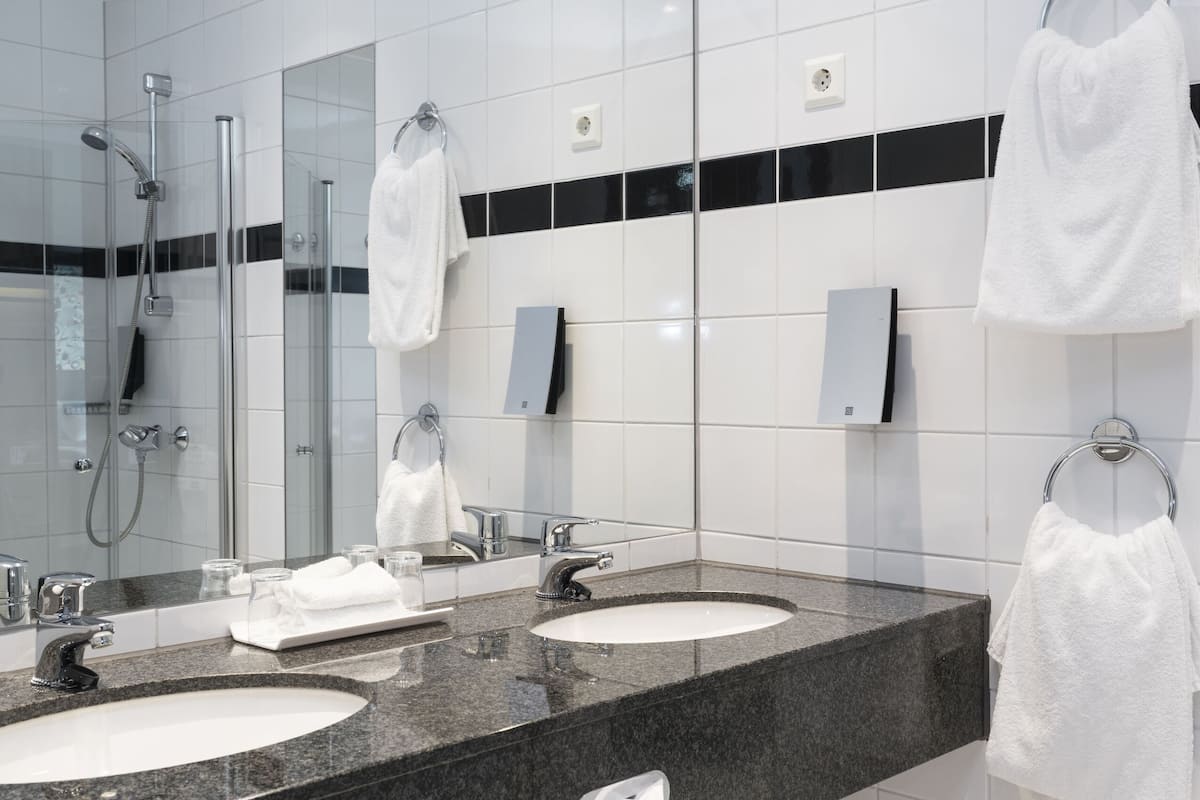 standard twin room, non smoking | bathroom | eco-friendly toiletries, hair dryer, heated floors, towels