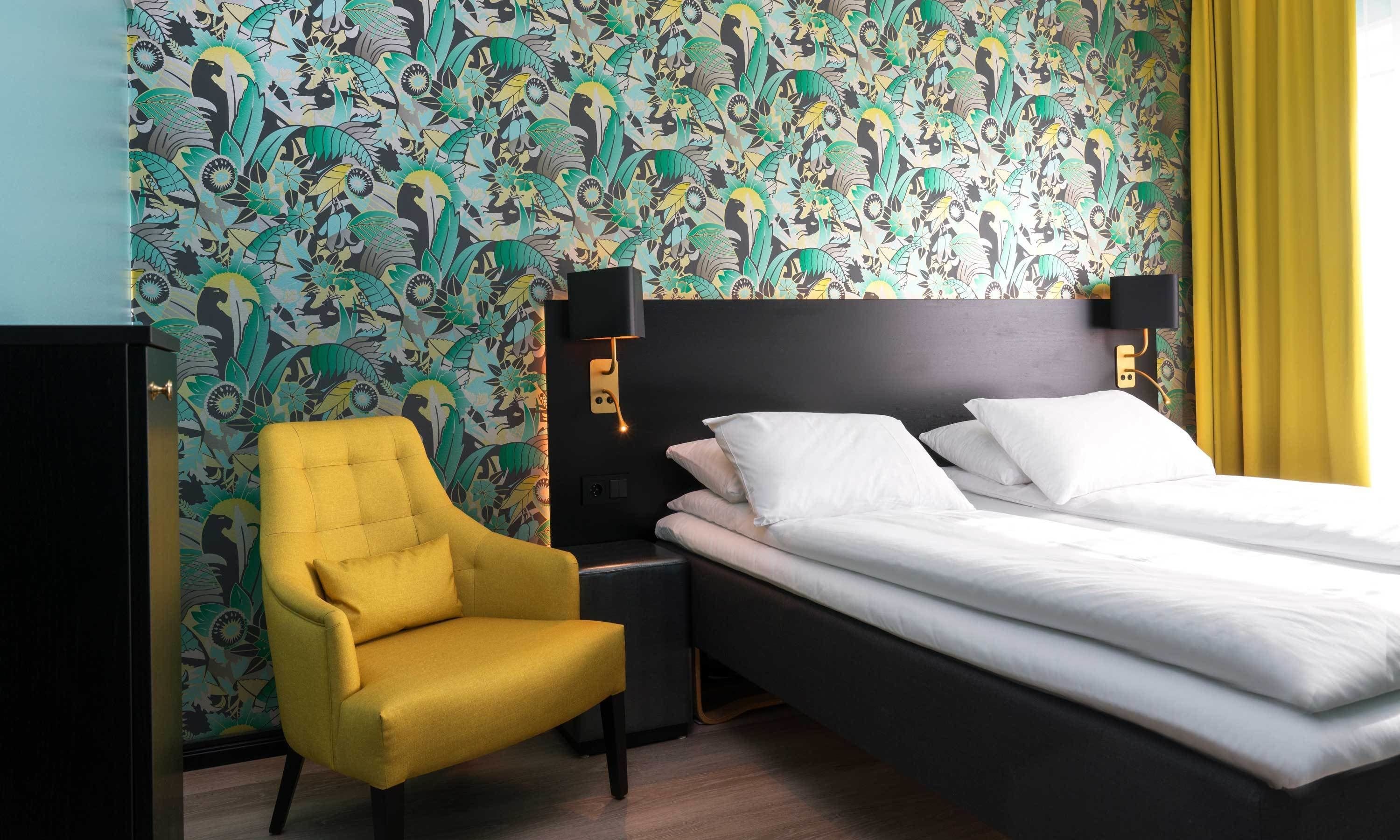 Ylelliset vuodevaatteet, minibaari, tallelokero huoneessa, työpöytä