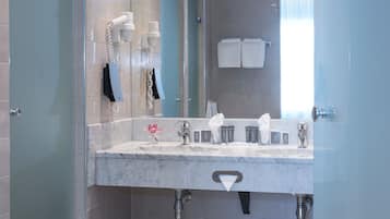 Miljøvennlige toalettsaker, hårføner, oppvarmet badegulv og håndklær