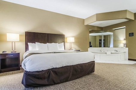 Desk, laptop workspace, iron/ironing board, free WiFi. Quality Suites Graham - Burlington South