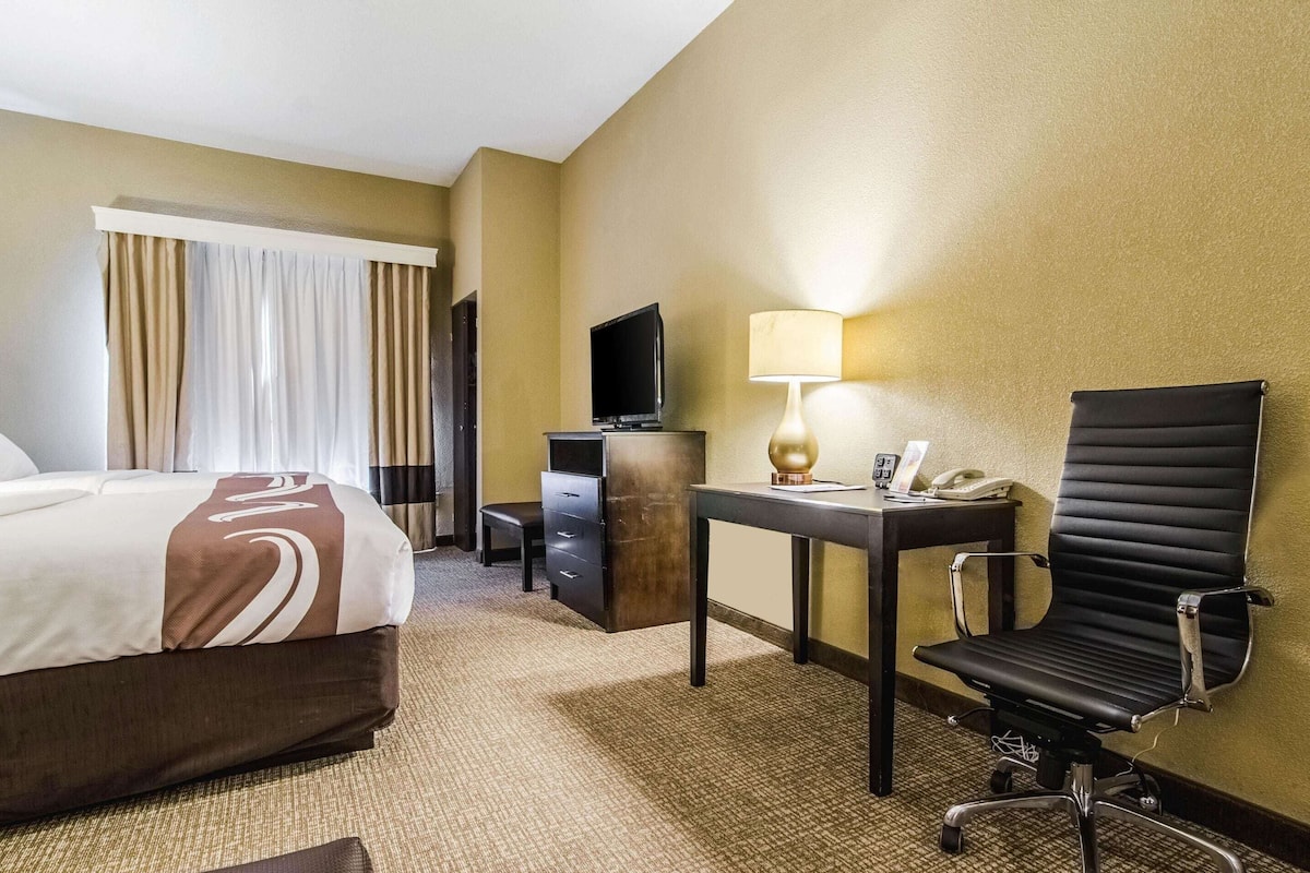 Desk, laptop workspace, iron/ironing board, free WiFi