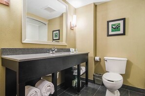 Escritorio y espacio para trabajar con laptop 