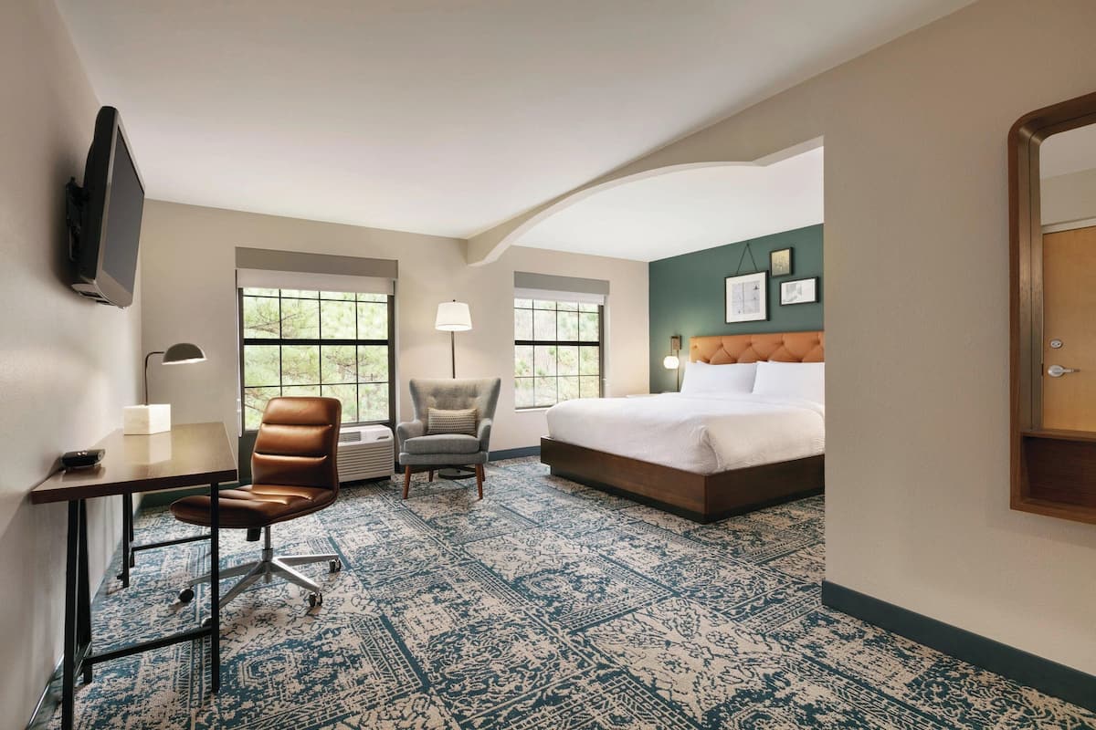 Premium bedding, in-room safe, desk, laptop workspace