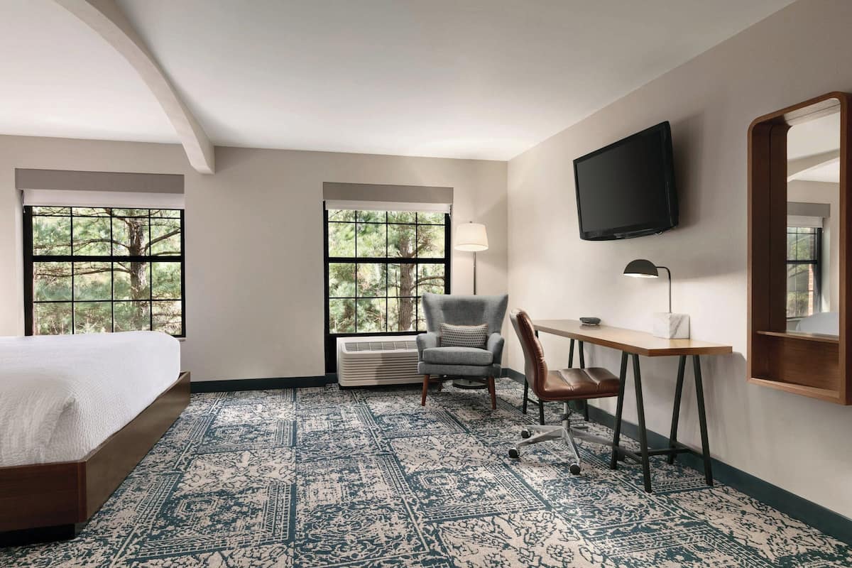 Premium bedding, in-room safe, desk, laptop workspace