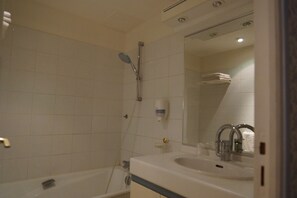 Double Room | Bathroom | Free toiletries, hair dryer, towels - Hotel La Diligence (Honfleur)