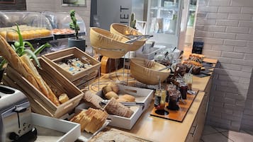 Daily buffet breakfast (EUR 13.9 per person)