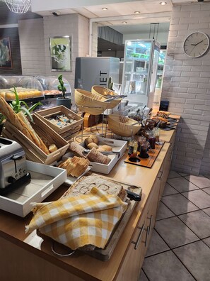 Frukostbuffé varje dag (EUR 13 per person)