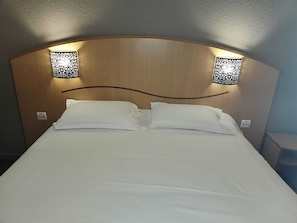 Camera Standard, 1 letto matrimoniale | Biancheria da letto di alta qualità, una scrivania, ferro/asse da stiro