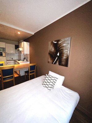 Premium bedding, desk, iron/ironing board, free WiFi