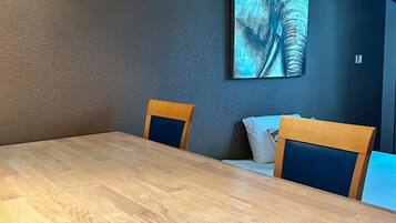 Chambre Standard, plusieurs lits | Coin séjour