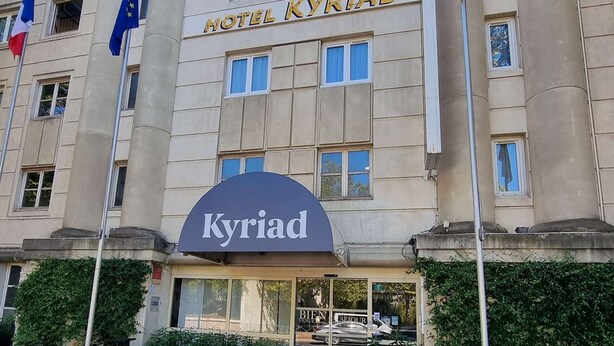 A hotel named "Hotel Kyivad" with a classical architectural style, featuring large columns and a prominent entrance. - Kyriad Montpellier Centre - Antigone (Montpellier)