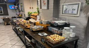 Daily buffet breakfast (EUR 13.9 per person) - Kyriad Montpellier Centre - Antigone (Montpellier)