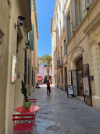 Front of property. Hôtel de l'Amphithéâtre