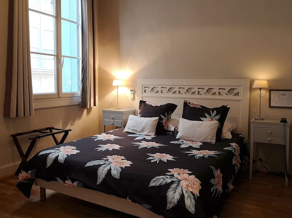 Standard-Doppelzimmer, 1 Doppelbett | Hochwertige Bettwaren, individuell dekoriert, individuell eingerichtet