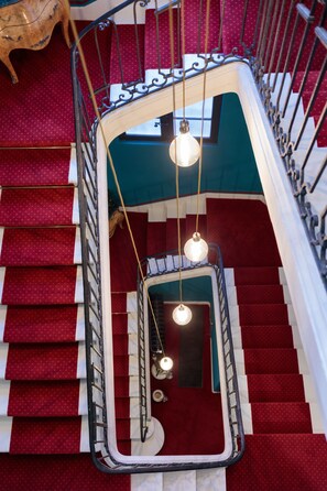 Staircase - Hôtel de l'Amphithéâtre (Nîmes)