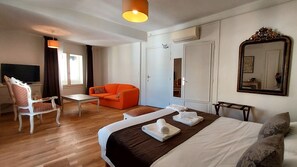 Superior Room | Premium bedding, individually decorated, individually furnished, desk - Hôtel de l'Amphithéâtre (Nîmes)