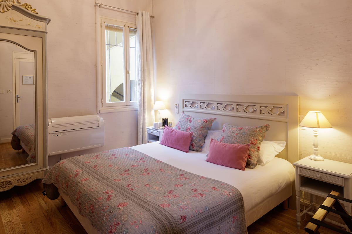 Habitación individual estándar, 1 cama matrimonial | Ropa de cama de alta calidad y decoración personalizada