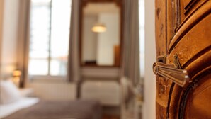 أغطية فراش متميزة ومكتب وستائر تعتيم وتجهيزات عازلة للصوت