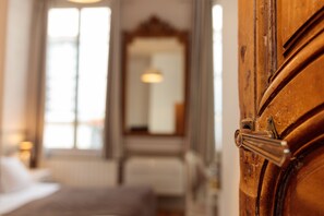 Premium bedding, individually decorated, individually furnished, desk - Hôtel de l'Amphithéâtre (Nîmes)