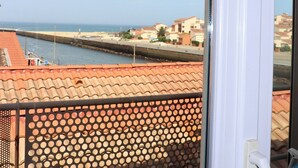 Un balcó amb vista al mar i als edificis.