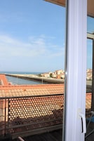 Quarto casal | Cofres nos quartos, escrivaninha, ferros/tábuas de passar roupa