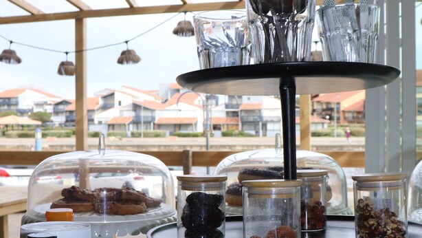 Buffet de l'esmorzar amb crepes, melmelades i fruits secs.