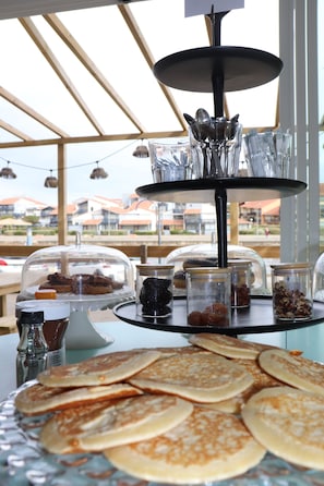 A breakfast buffet with pancakes, jams, and nuts. - Hôtel Océan (Capbreton)