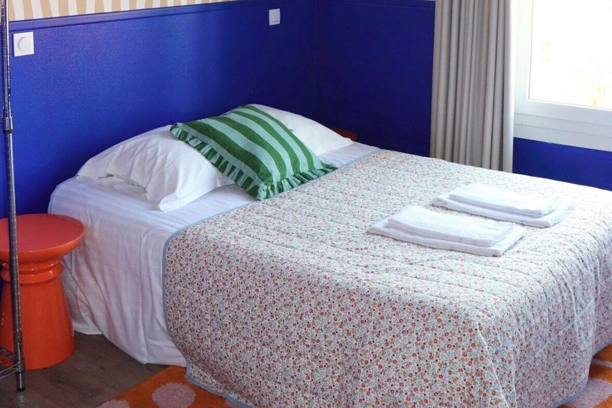 In-room safe, desk, iron/ironing board, cribs (free)