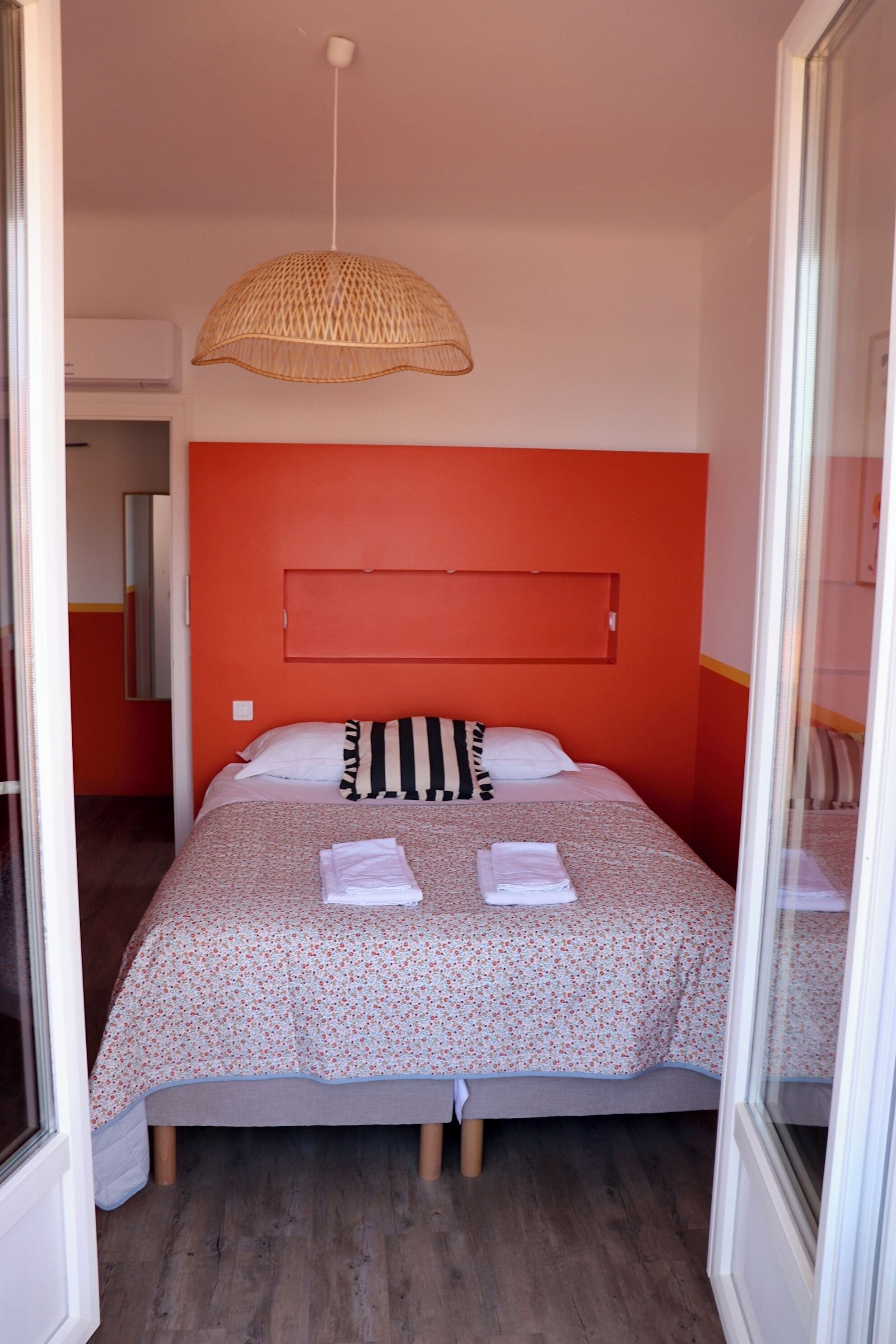 Habitación doble | Caja fuerte, escritorio, tabla de planchar con plancha y cunas gratuitas