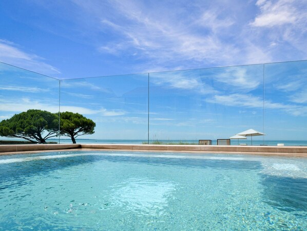 Piscine couverte, accès possible de 08 h 30 à 21 h 00, chaises longues 