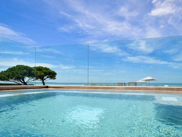 Piscine couverte, accès possible de 08 h 30 à 21 h 00, chaises longues
